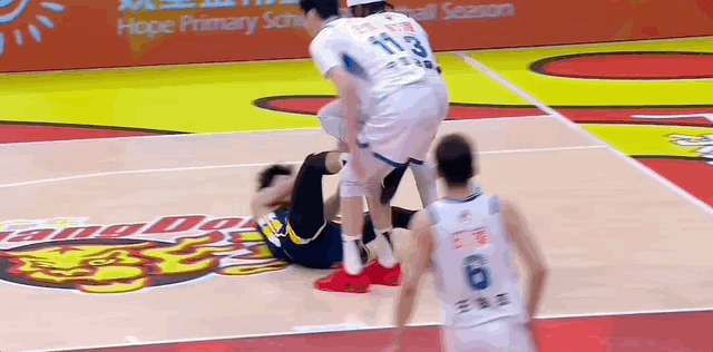 广东男篮vs宁波男篮要不怎么说是NBA级别的呢，关键封盖帮助广东赢了比赛！ 