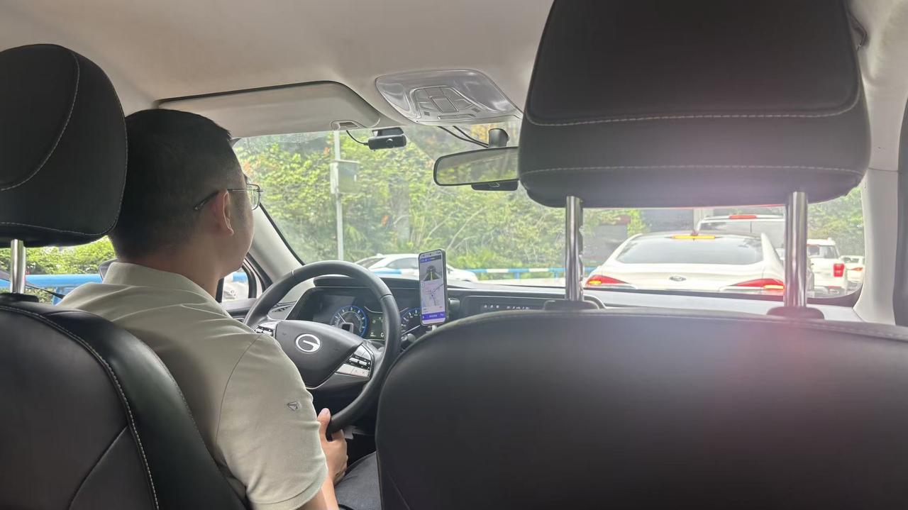 打了辆广汽埃安，司机说这车他按半年租的，一天租金110。他每天能拉小300，一天