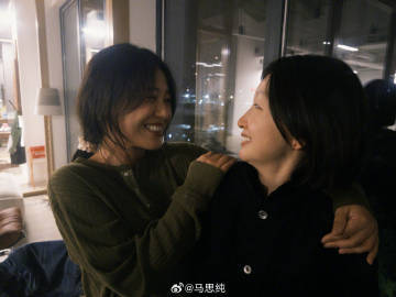 马思纯周冬雨七月与安生还有后续马思纯晒出和周冬雨相拥合照，配文我抱紧你的时候，你