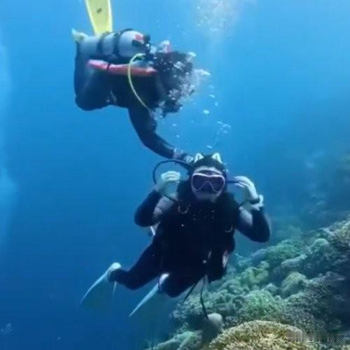 胆儿太肥！潜水员关女潜友气瓶还拍视频炫耀，这哪是恶作剧简直是谋杀！
 
水下玩心