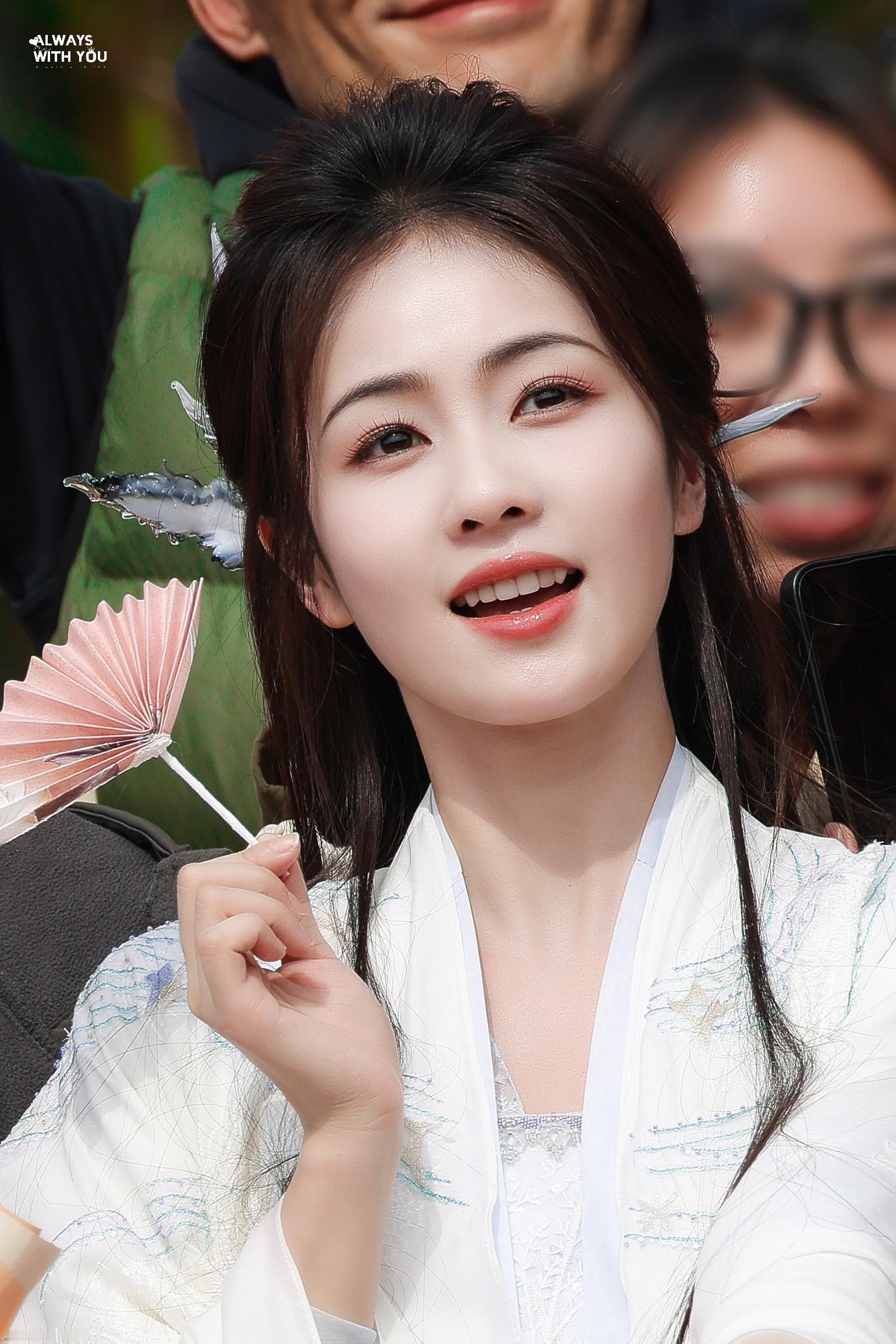 白鹿 古装剧照，精致自然。#白鹿藏了一天没被发现##白鹿[超话]# ​​​