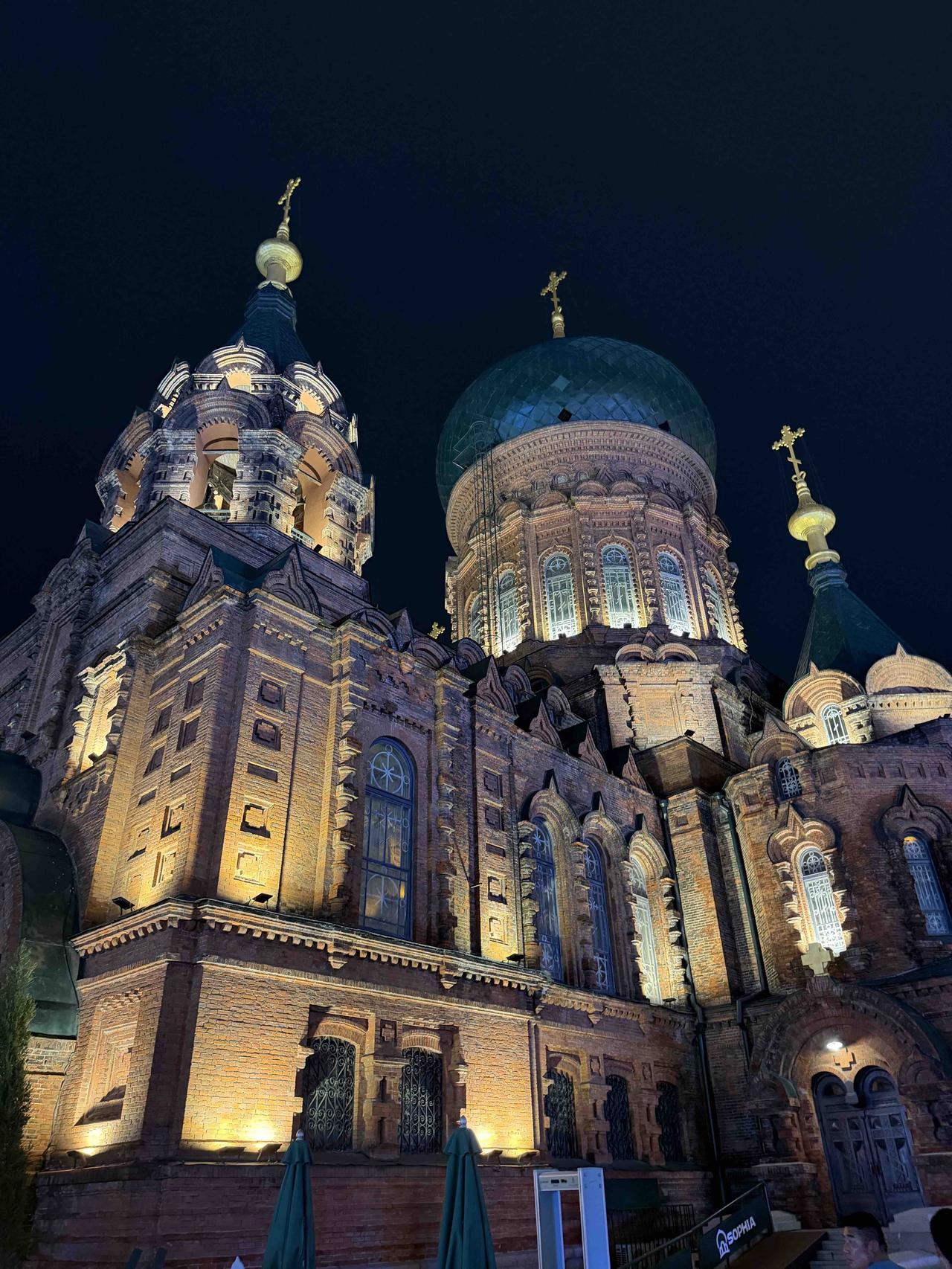 夜幕下的教堂，金碧辉煌，庄严神圣。教堂哥特式建筑 ⽩⾊教堂 实景教堂 ⽩⾊教堂 