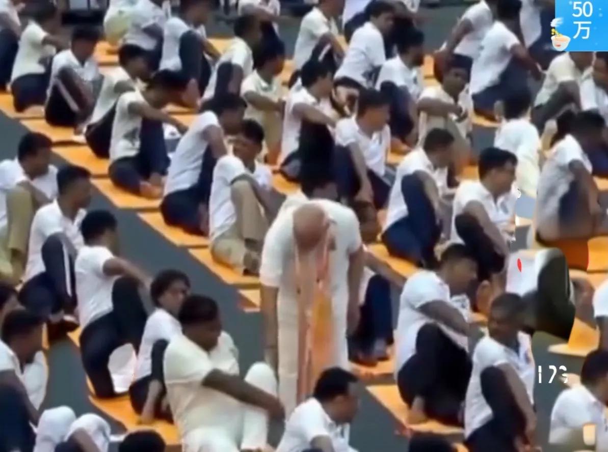 莫迪指导印度年轻人练瑜伽，学员忽行“触足礼”吓其一跳！

6月21日国际瑜伽日活