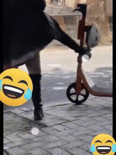“自作孽不可活啊[尬笑]”！这是发生在大马路上的一件事。一位女子下车时，她看到路