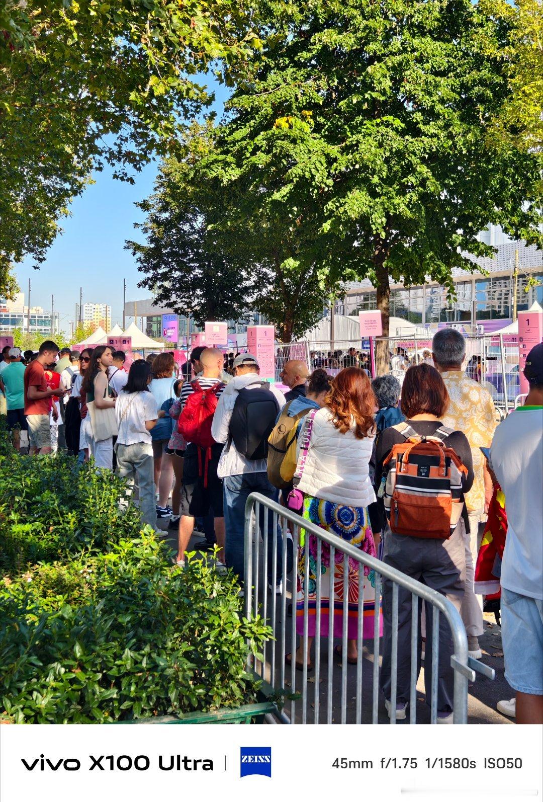 又来给中国队加油了，法国人坑货，比赛时间改了也没通知，从 9 点 45 改到 1