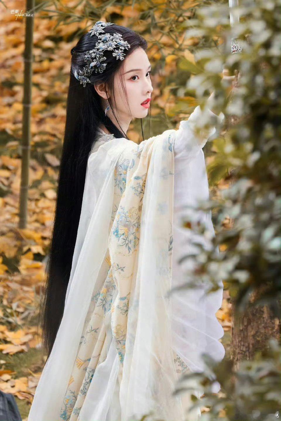 陈都灵说鞠婧祎美丽敬业 啊啊啊啊果然！！！美女都是懂的相互欣赏的！！！ 陈都灵[