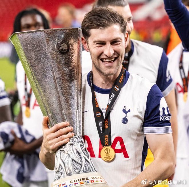 【主教练正在热身？😲】电讯报：热刺正考虑让队内球员本·戴维斯临时接手球队，带队