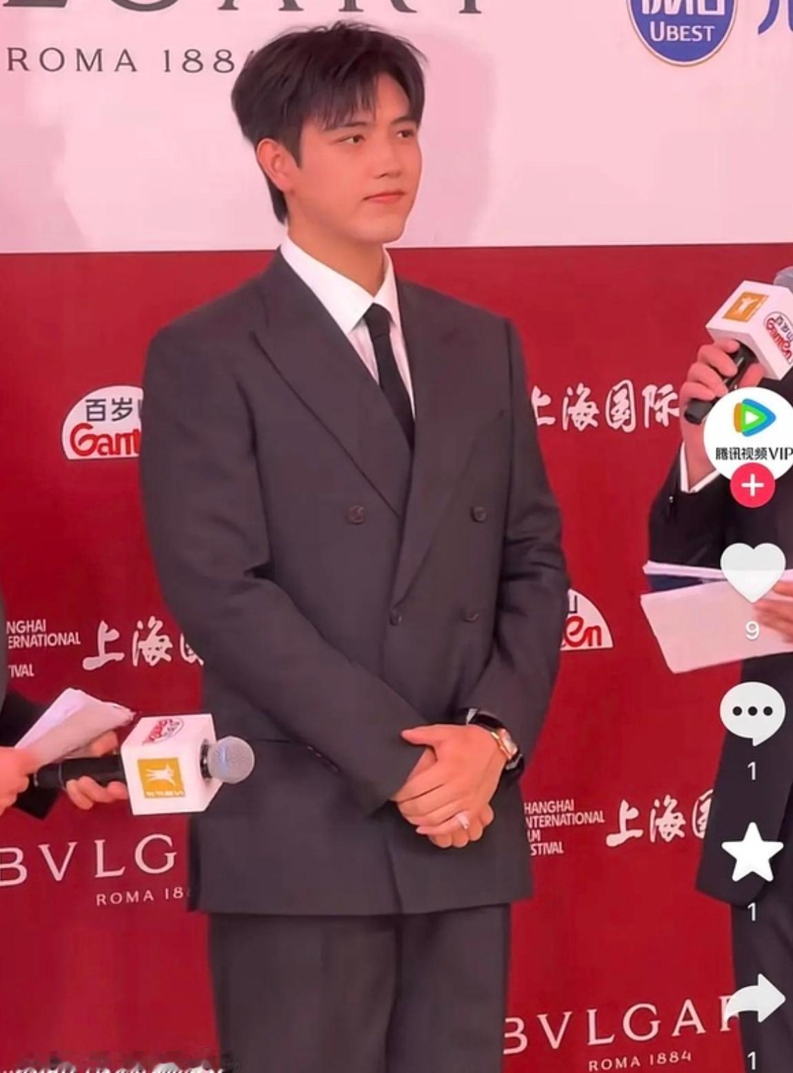 陈飞宇与迪丽热巴恋爱绯闻后首次露面活动，感觉有幸福肥了。