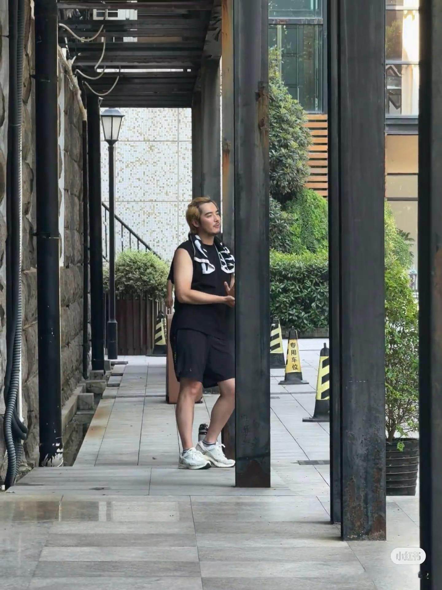 网友偶遇金世佳…… ​​​
