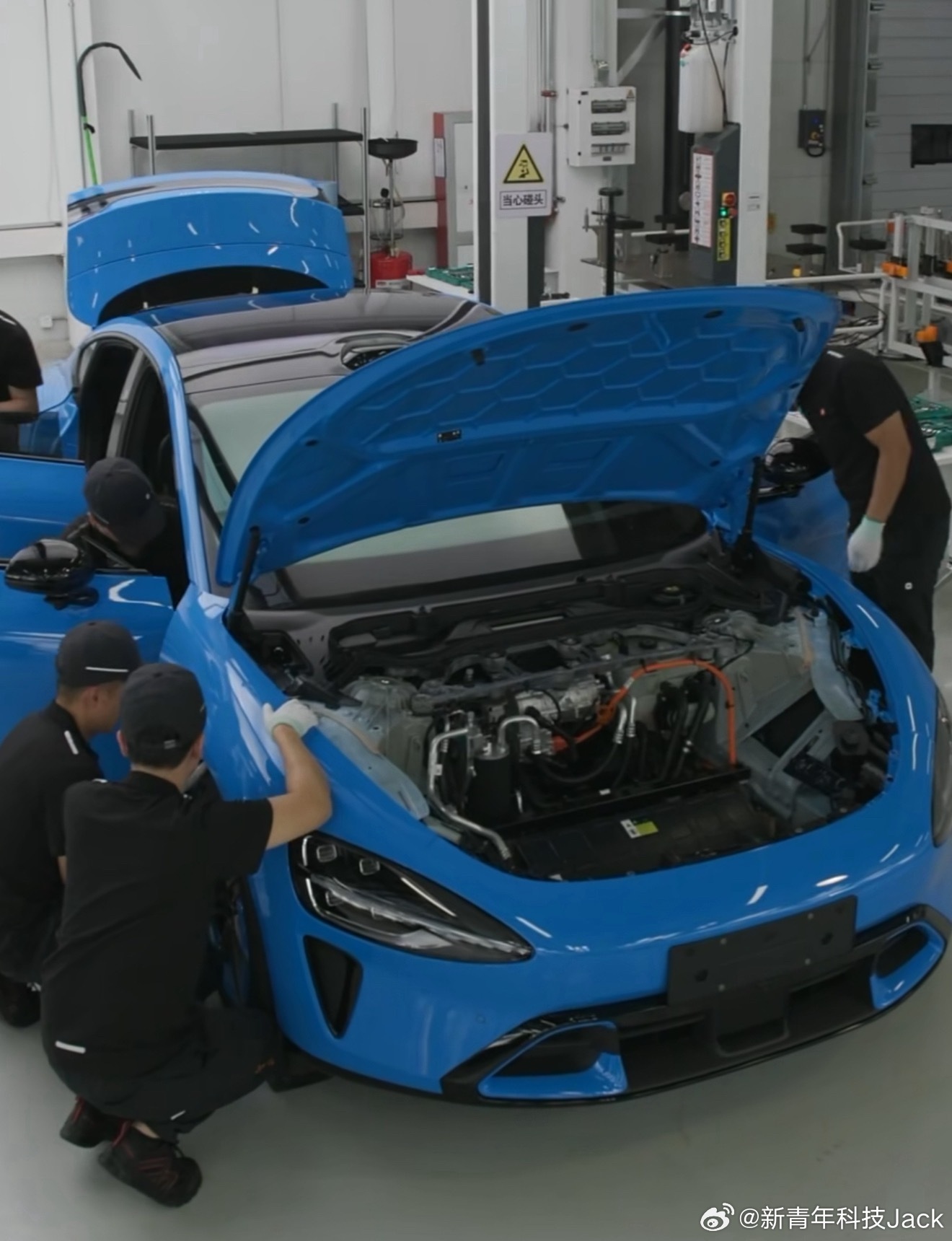 雷军直播拆解新一代小米SU7进行中我发现这次小米SU7白车身展示的方式进行了升级