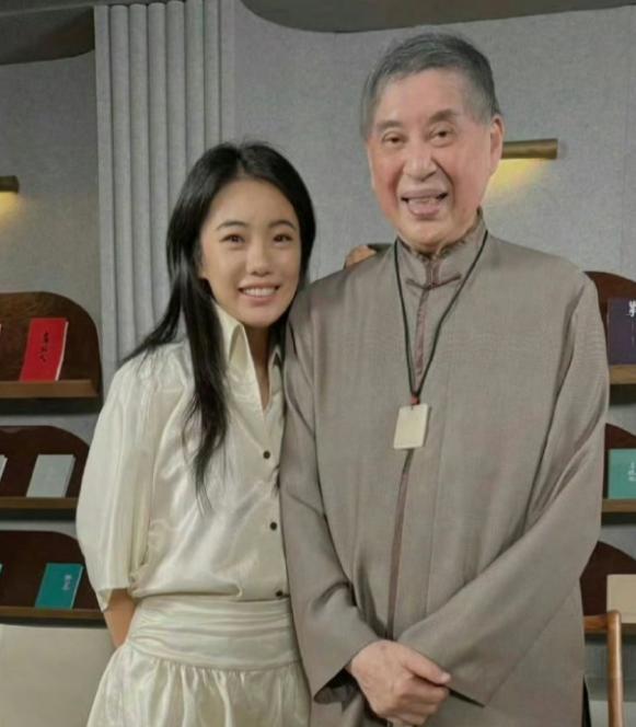 蒋方舟和白先勇，蹭得是不是太近了点？
不是文学界的人知道白先勇的可能不多，他是美