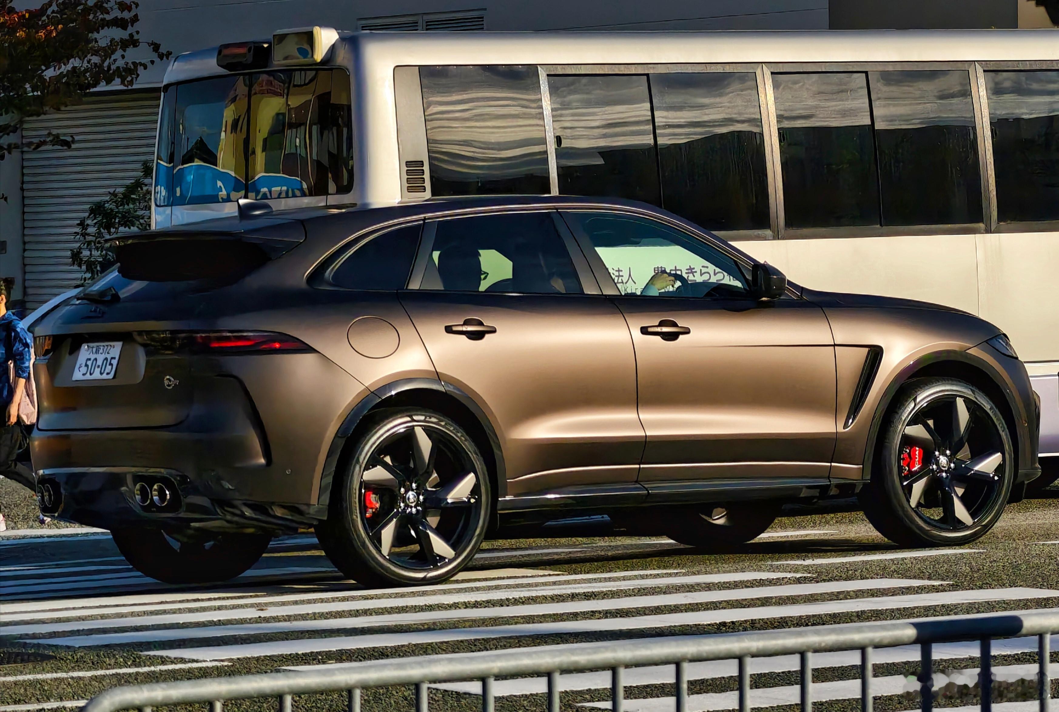 型车街拍[超话]偶遇捷豹F-Pace，四出排气和小宽体都暴露这车不是善茬。仔细一