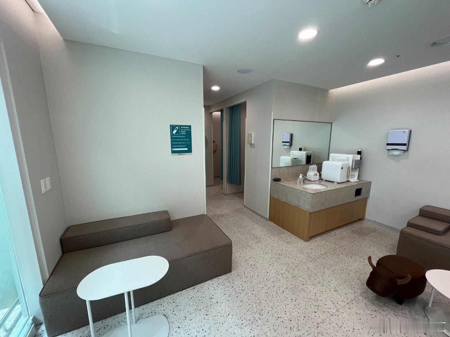 六成妈妈因哺乳不便减少外出我印象最深的商场里的一间母婴室。空间干净、香气淡淡、播