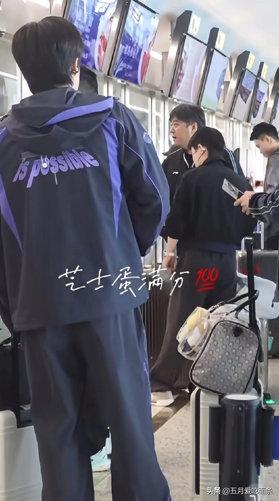 这张照片对比好强烈，不知是莎莎穿的黑色衣服显瘦，还是她在一群体育生里显小，看起来