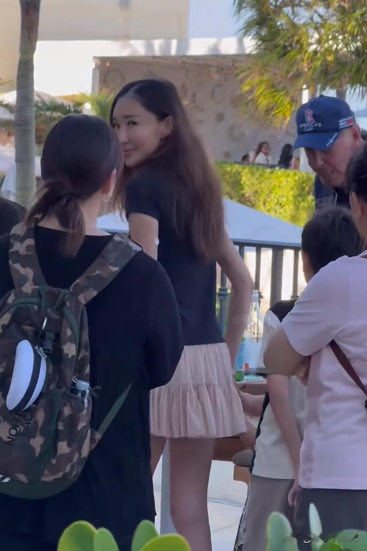 网友偶遇甲骨文创始人拉里·埃里森和妻子朱可人（朱乔琳）啦！

这对超级富豪夫妇，