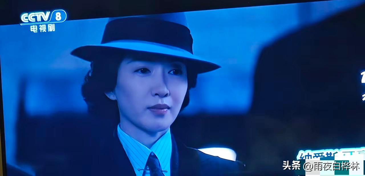 央视新播的谍战剧《醒来》你们看了没？
江疏影在里面演的苏门，
汪伪政府派来的督查