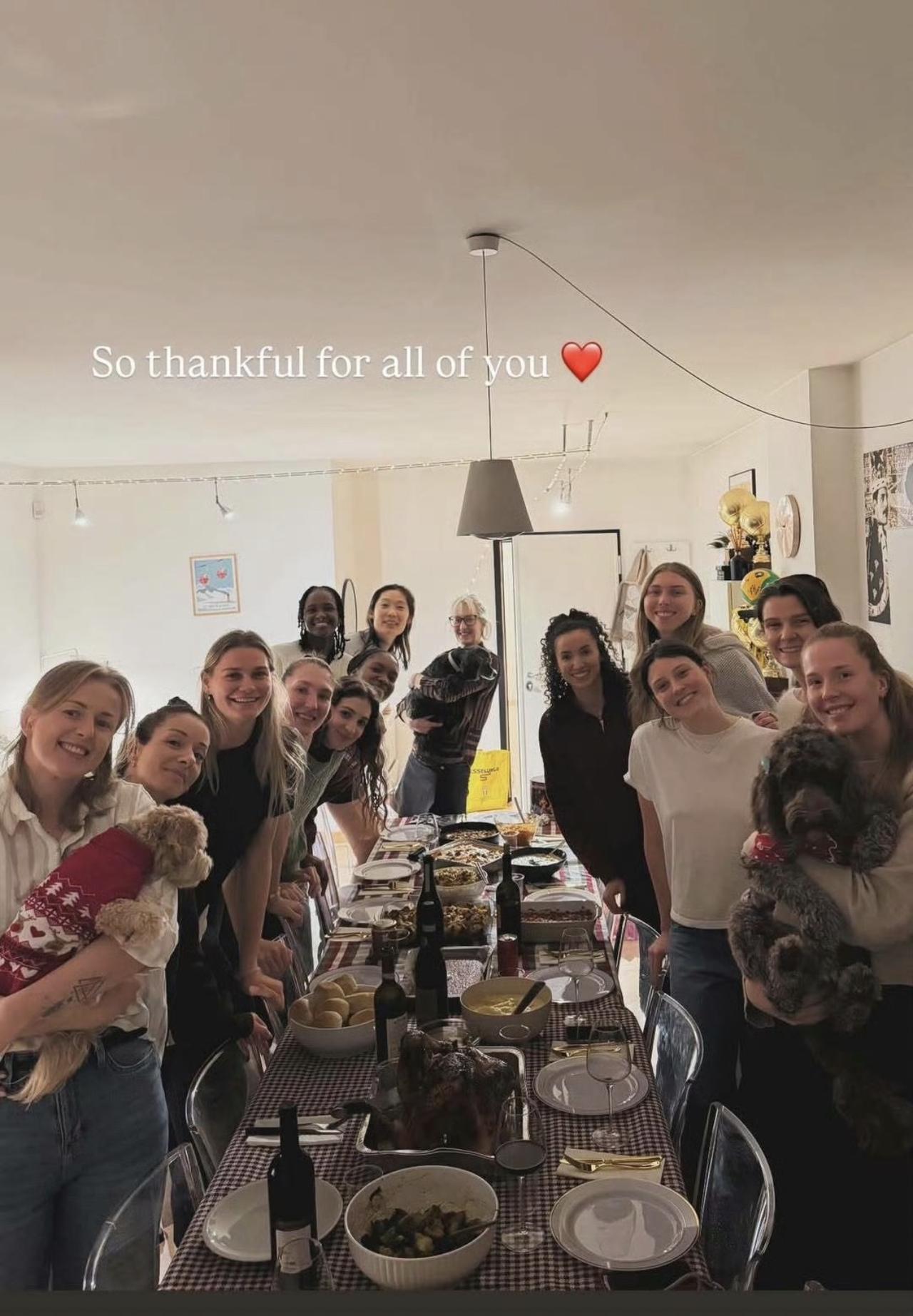 朱婷真的幸运：科内氛围太好了吧！

大家是否还记得朱婷回到科内的那一天，队友们列