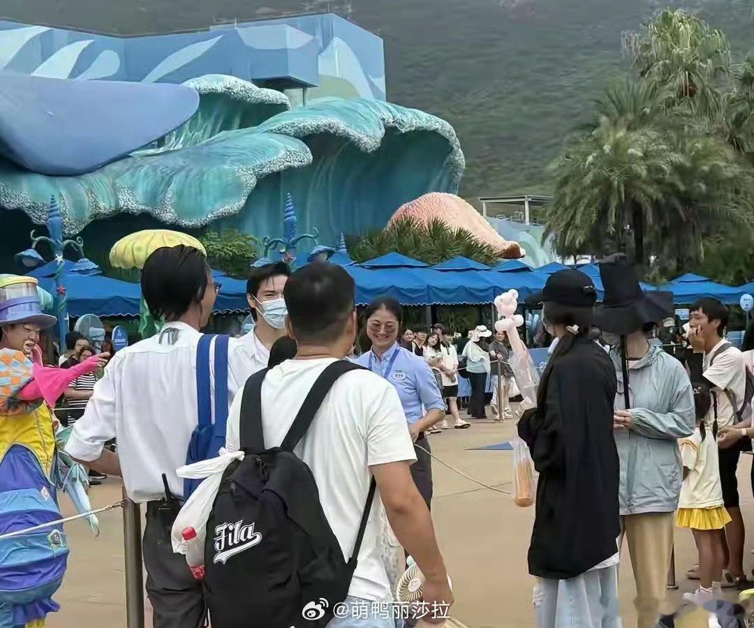 向佐一家现身珠海🌟珠海长隆偶遇向佐家庭集体出行，难得全员同框亮相，温馨和睦，长