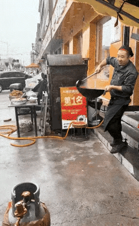 这做的是什么东西？应该是跟吃的有关系，就这样在大街上做食物，感觉卫生情况是有问题