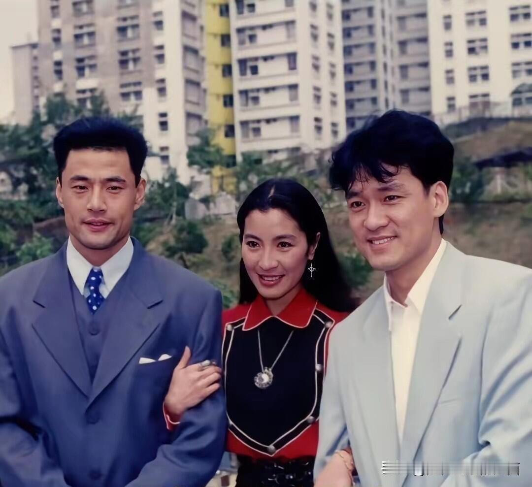 三位大明星年轻时候的一张珍贵合影，右边的是长相帅气的周华健，那个时候又年轻又英俊
