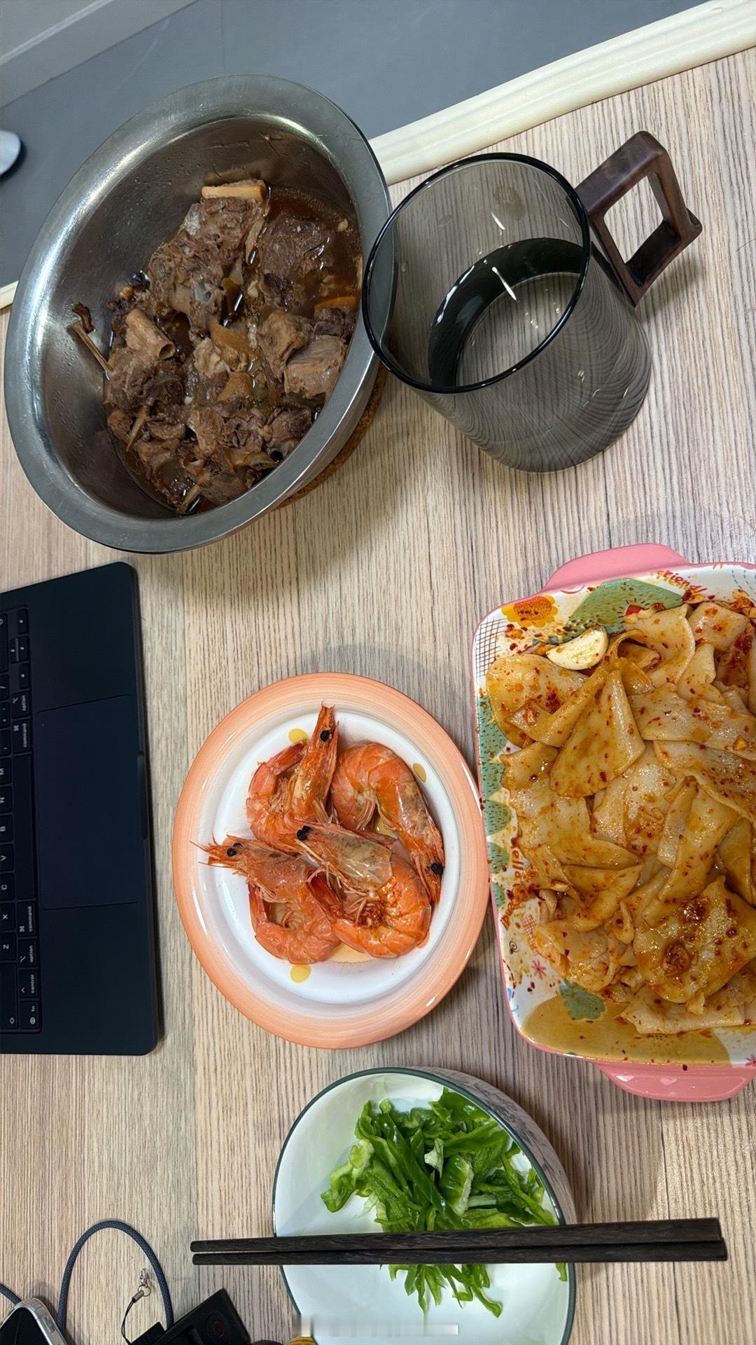 自制油泼面，汪子虾，羊蝎子，简简单单对付一口