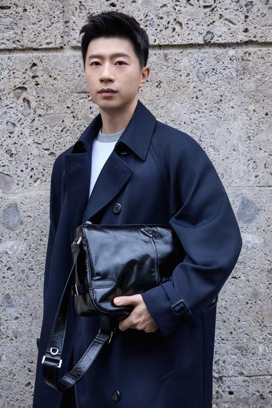 马龙多彩自成风度  不是标签能概括，亦非色彩可限定。马龙的风度是赛场外的谦和温润