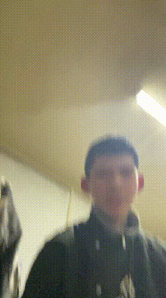 这是极其危险的操作，能保住脸真不容易！
还得年轻人啊，嘴能咬碎打火机，这得需要力