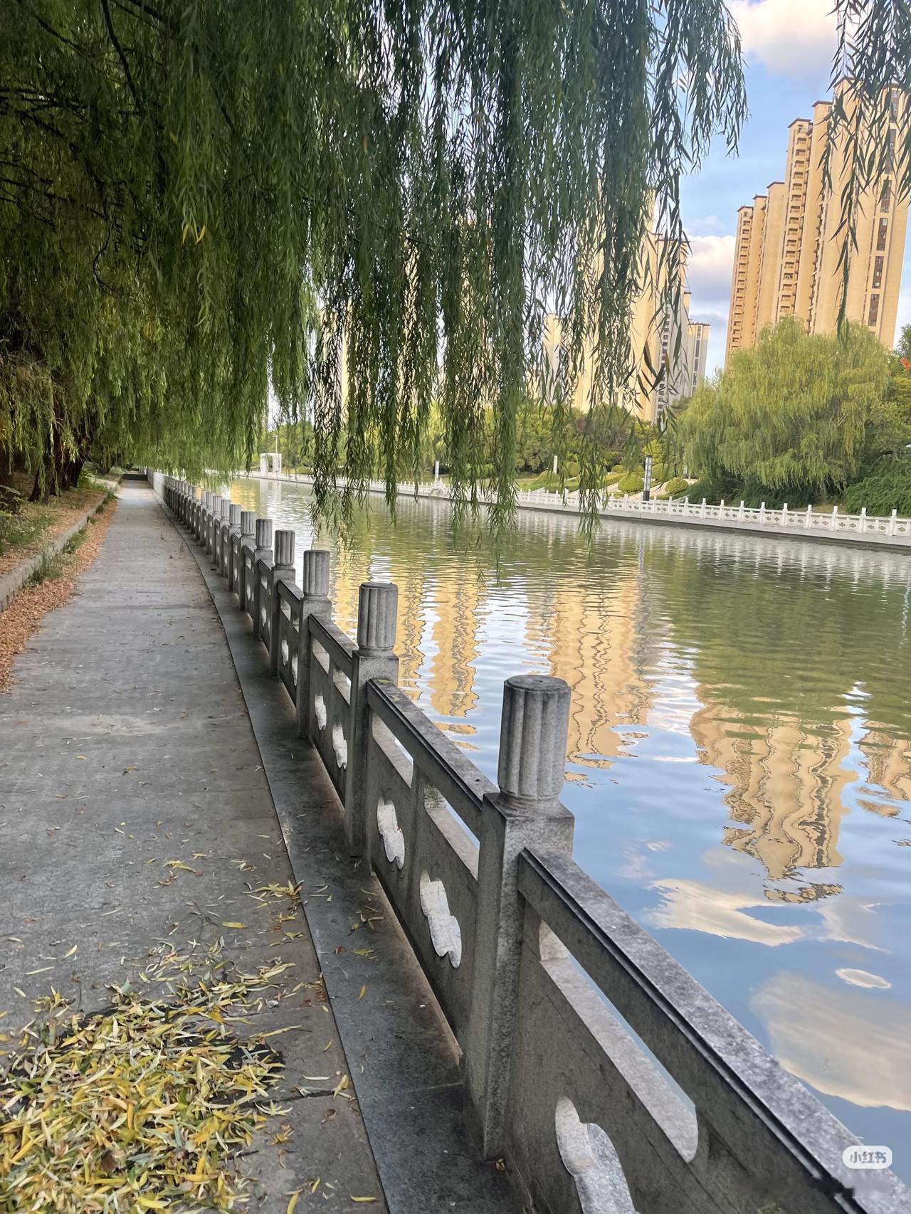 河边最温柔的救赎：一句玩笑，救下一条命
 
女孩一时绝望欲跳河轻生，河道巡逻大哥