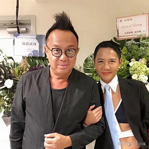 歌手黄大炜去世了，家庭纷争随即展开，也就是说尸骨未寒，财产纠纷就开始了。

简单