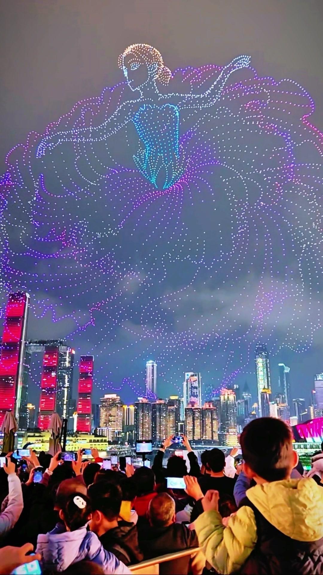重庆无人机表演太震撼了！5000架无人机同时升空，在夜空中组成各种图案，像是在给