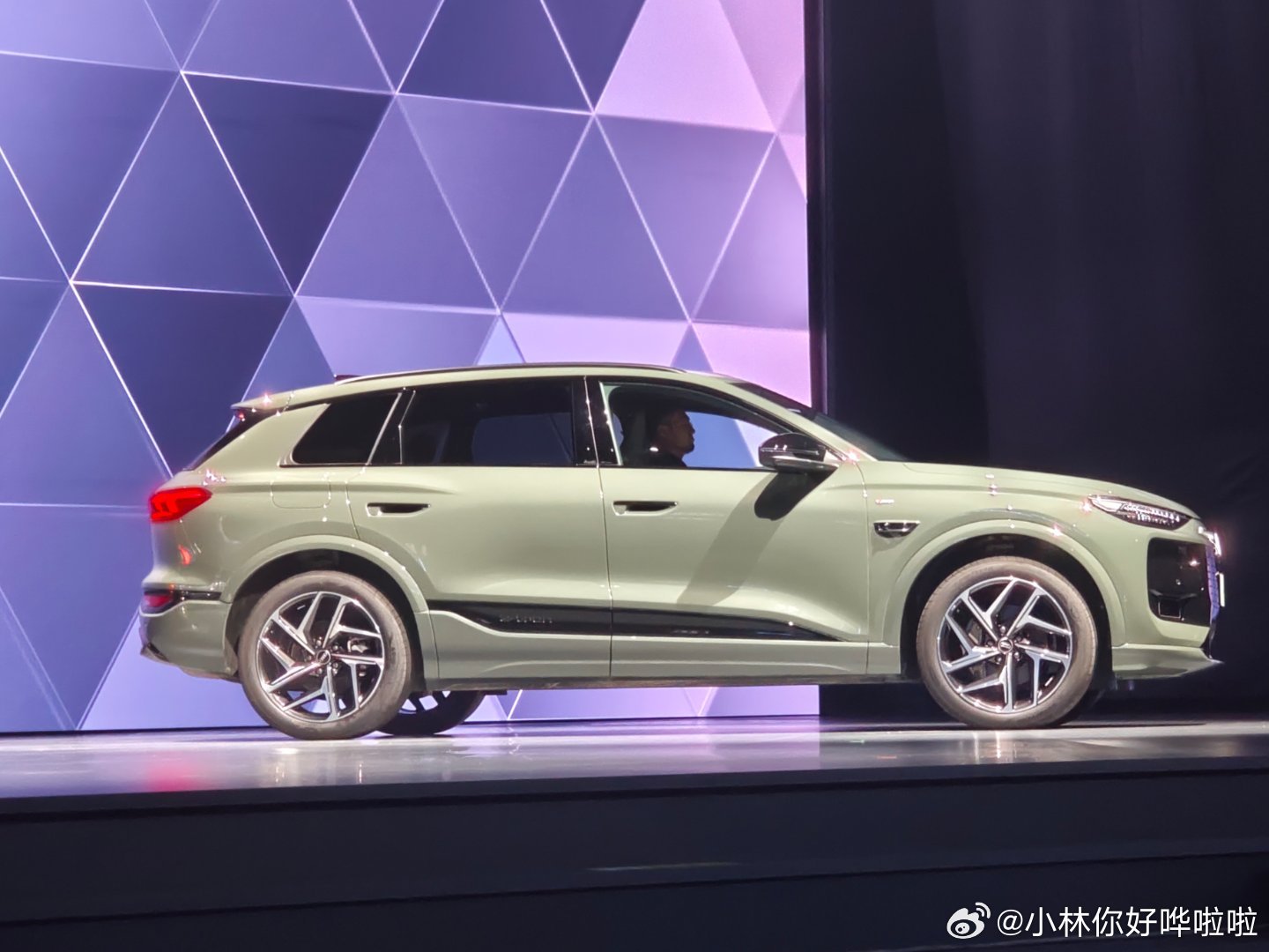 不知道为什么❓昨晚联袂上市的一汽奥迪A5L和奥迪Q6L e-tron，在配色选择