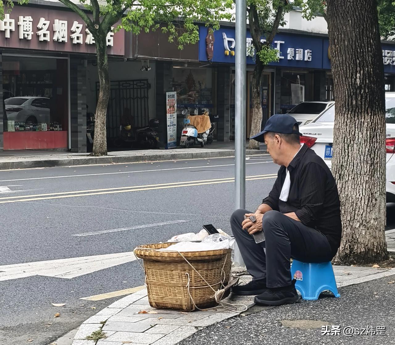 （原创）换糖担
路过老街的小学门口，听得一阵熟悉的金属碰击声，这声音很熟悉，也很