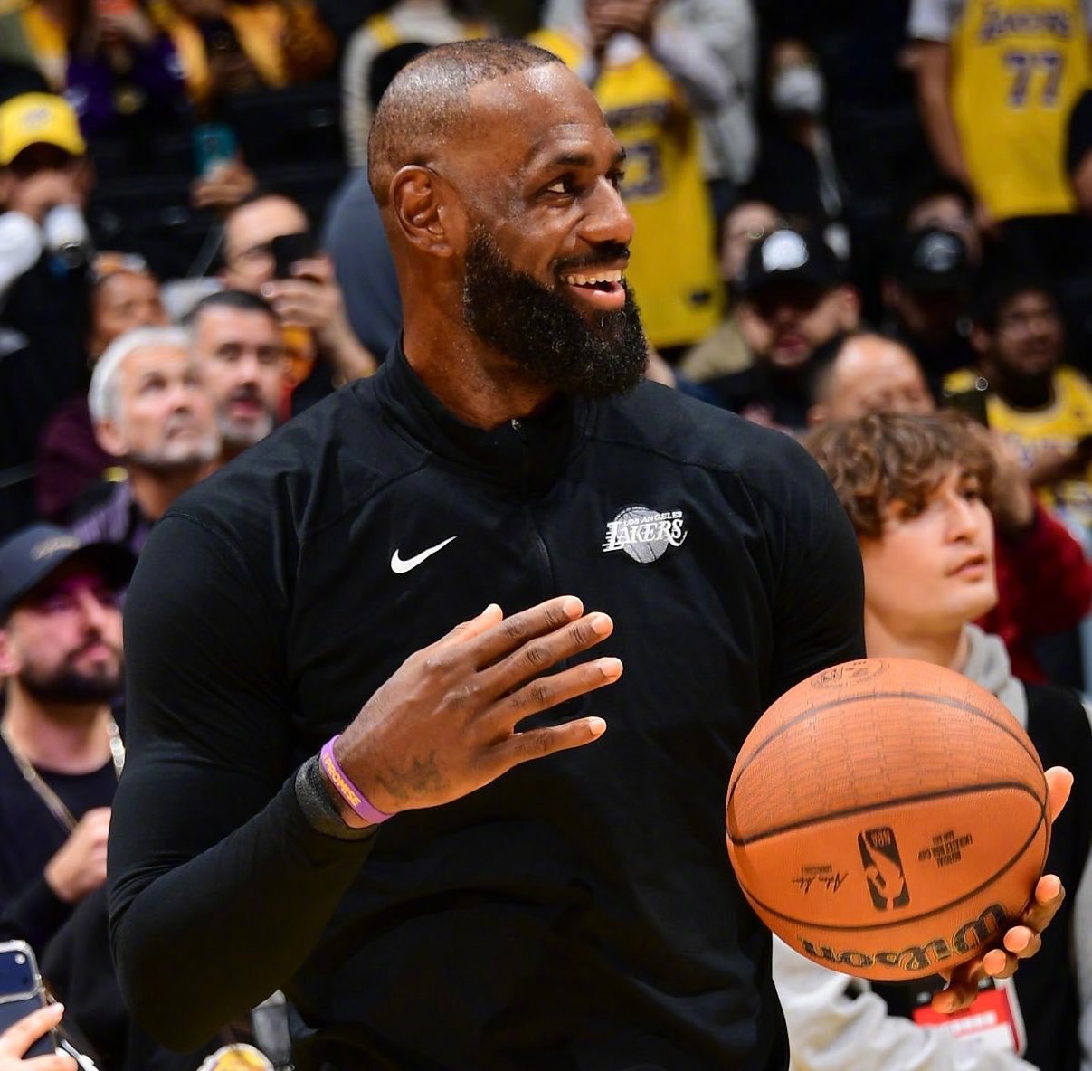 詹姆斯按照年龄进行统计的场均数据，光看数字，每一年都很像巅峰，确实是二十年如一日