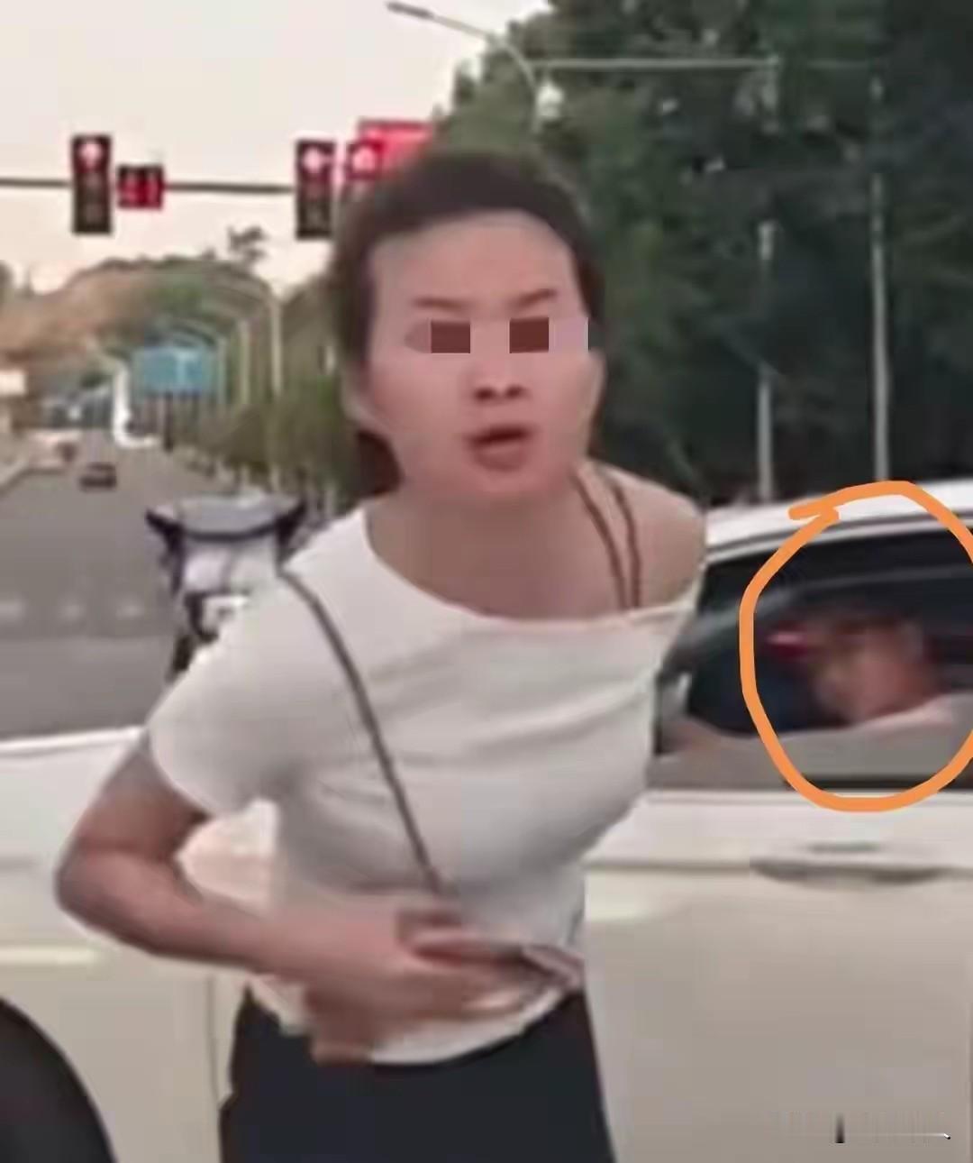 重庆拦车女子要社死了，同时社死的还有她的老公。​他们现在已经不是强行加塞这一件事