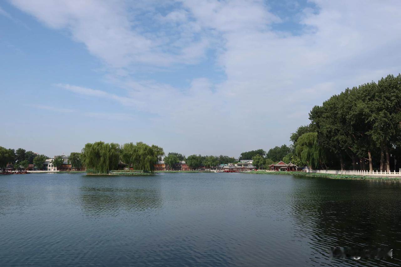 七月的北京高温酷暑，难得的暑期，家长带着孩子们领略京城的美景，个人认为北京最美的