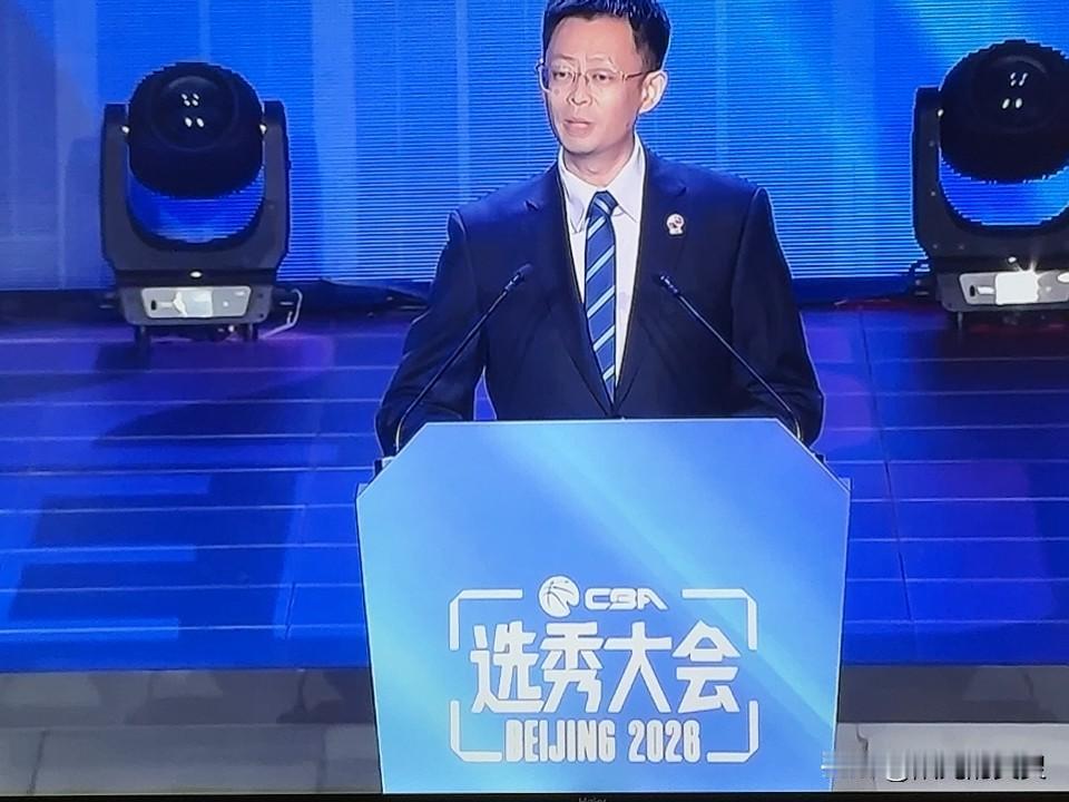 Cba选秀大会在北京首钢园电竞中心马上正式开始。
于嘉主持，各大媒体，各大俱乐部