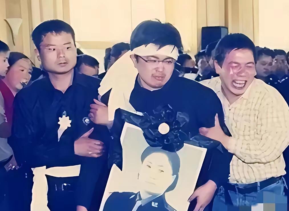 2004年，任长霞烈士的追悼现场，看着让人破防。[震惊][祈祷]
17岁的儿子卫