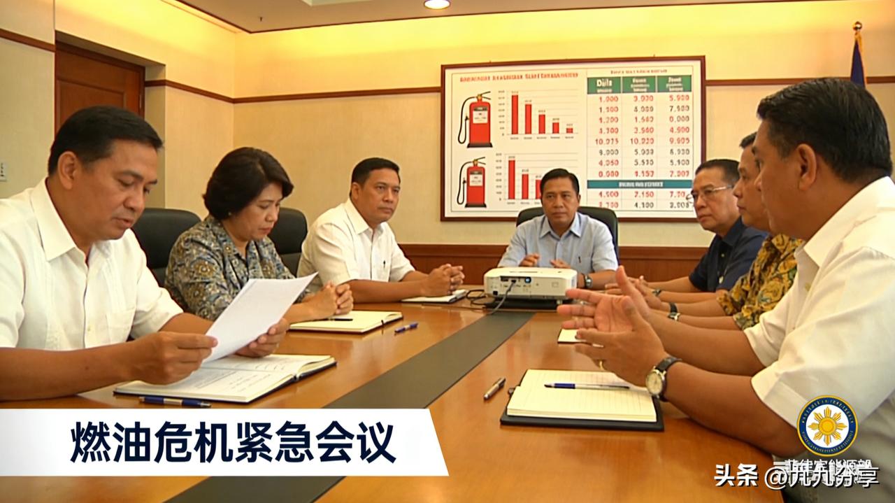 菲律宾干了件全世界没一个国家干过的事。他们直接宣布，国家进入紧急状态。不是因为战