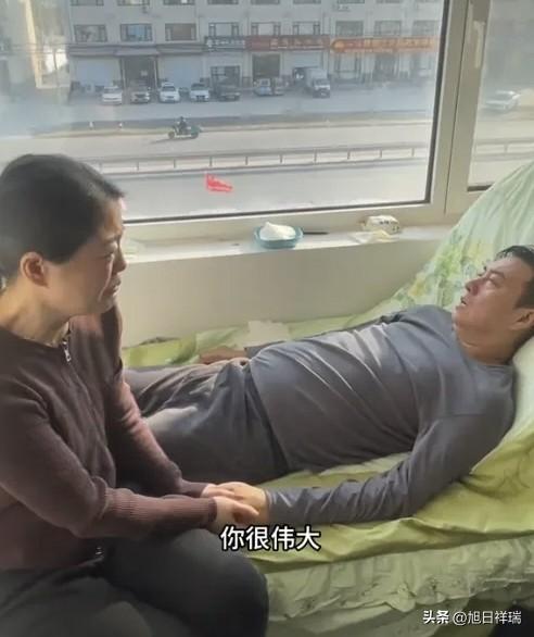 山东潍坊一离异母亲，前夫突患怪病连水杯都端不动，瘫痪在床，父母双亡俩娃无人管，谁
