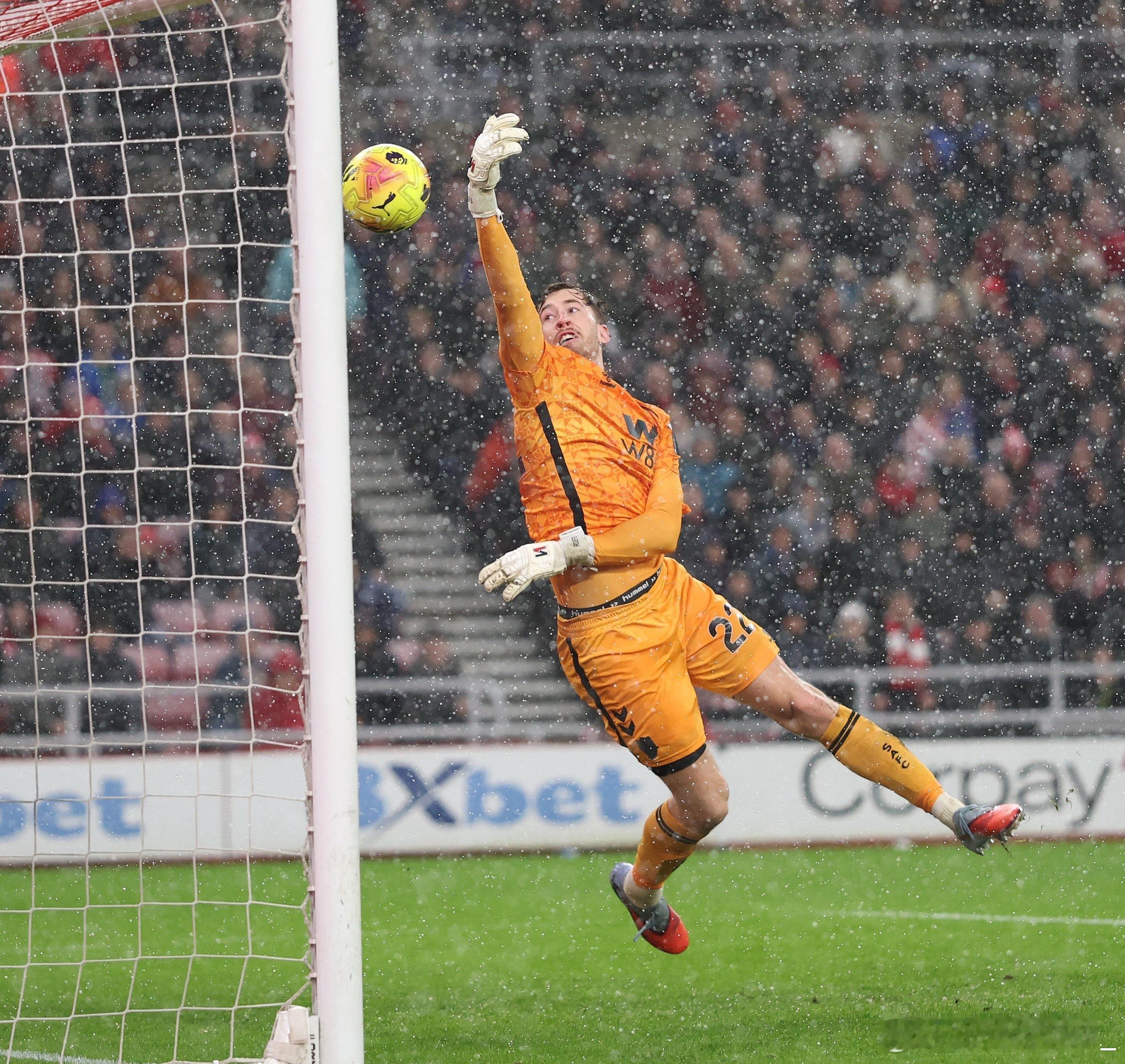 北京时间今日，伯恩茅斯客场对阵桑德兰的比赛正在进行，比赛第15分钟，伯恩茅斯中场