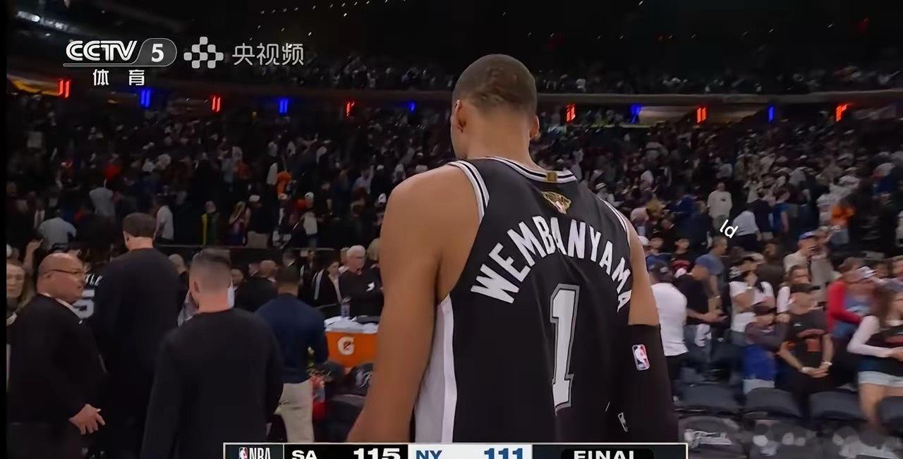 马刺1比2尼克斯马刺还有希望！在刚刚结束的NBA总决赛第三场比赛中，圣安东尼奥马
