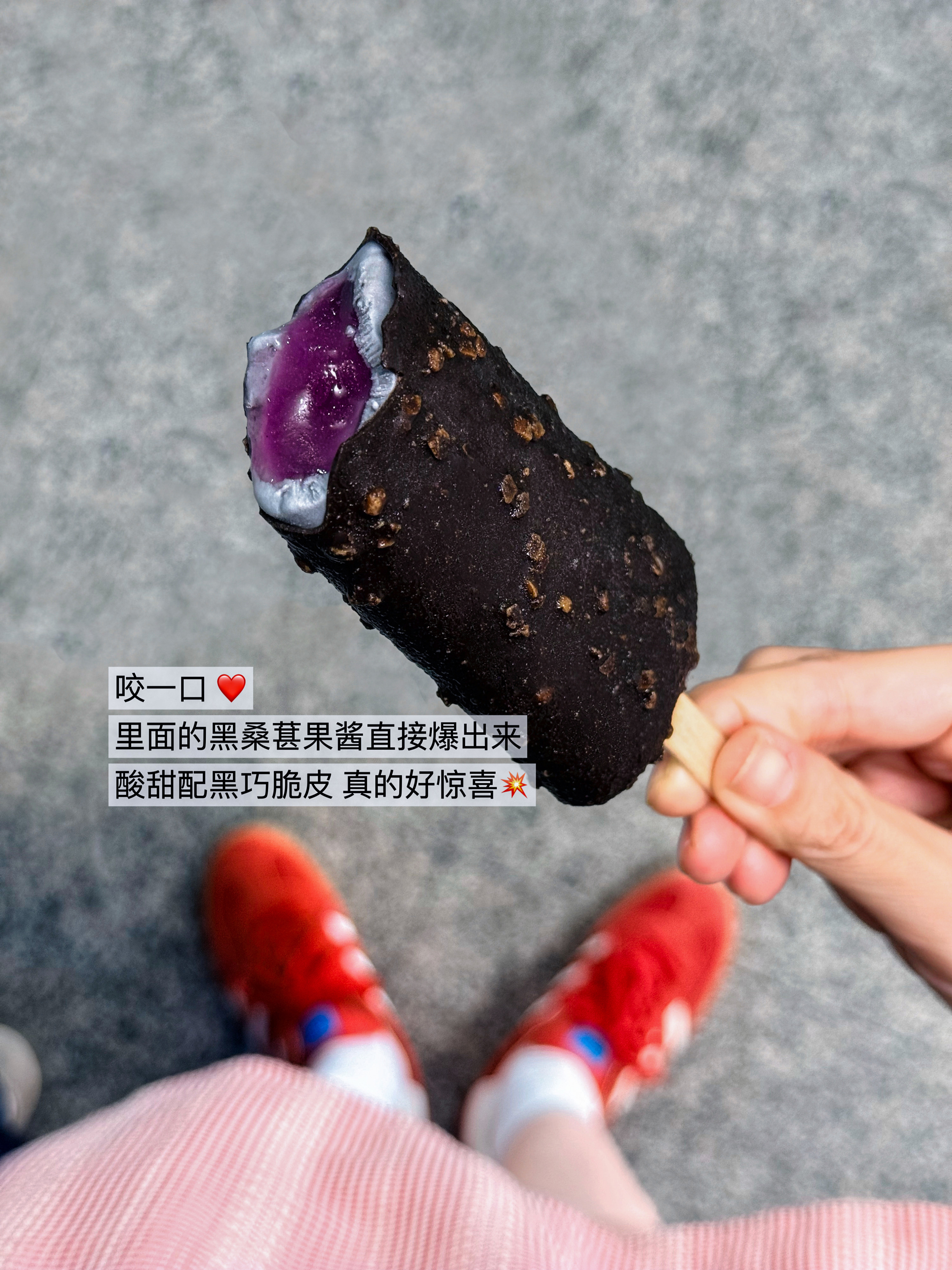 刚出地铁站直接被王安宇巧乐兹大屏狠狠戳中！这代言人王安宇的巨幅广告也太绝了吧，近