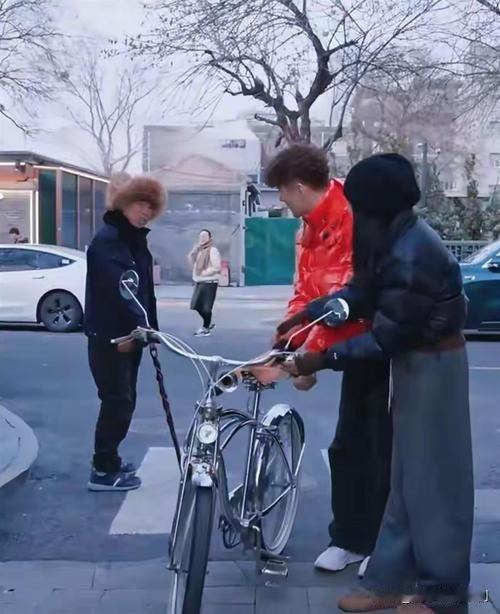 😆太甜啦！胡兵瞿颖街拍竟被大爷在线“催婚”！近日，两人合体现身街头拍大片，时尚