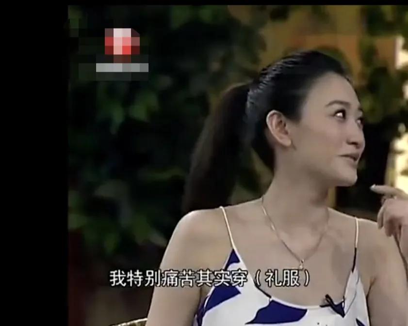 李小冉坦言穿礼服特痛苦 ，一套100多万，说：“我特别痛苦其实穿礼服，有时候要挺
