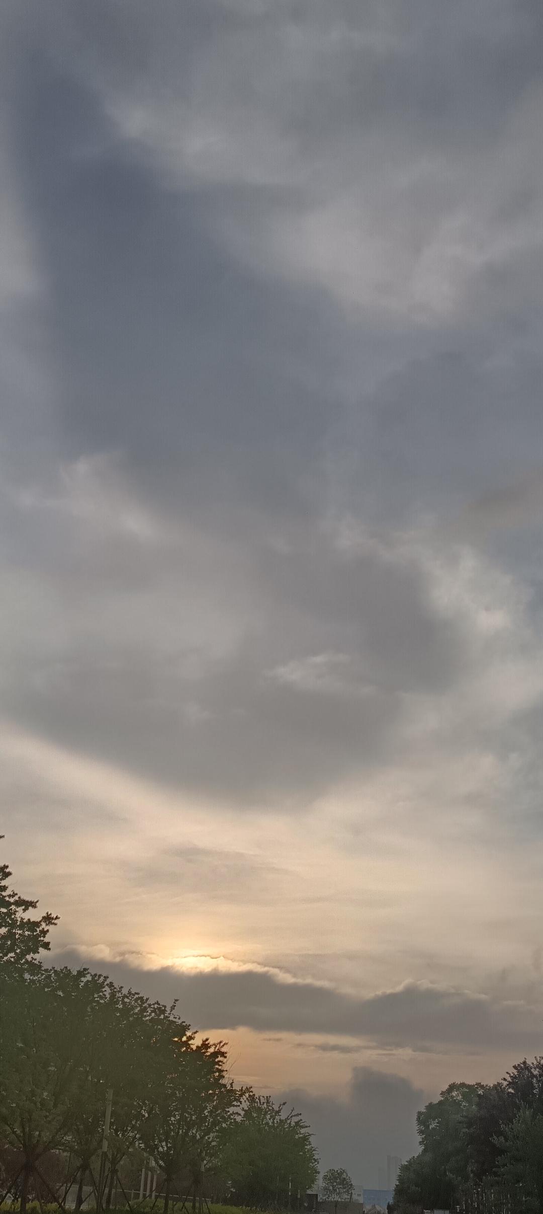 分享一张你最近随拍的照片谁能一眼看出照片中的天空是清晨的朝云还是要落日的幕色呢？