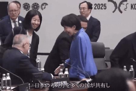 炸锅了？[捂脸]
看高市早苗如何“勾搭”澳大利亚总理？
日本网友都看不下去了……