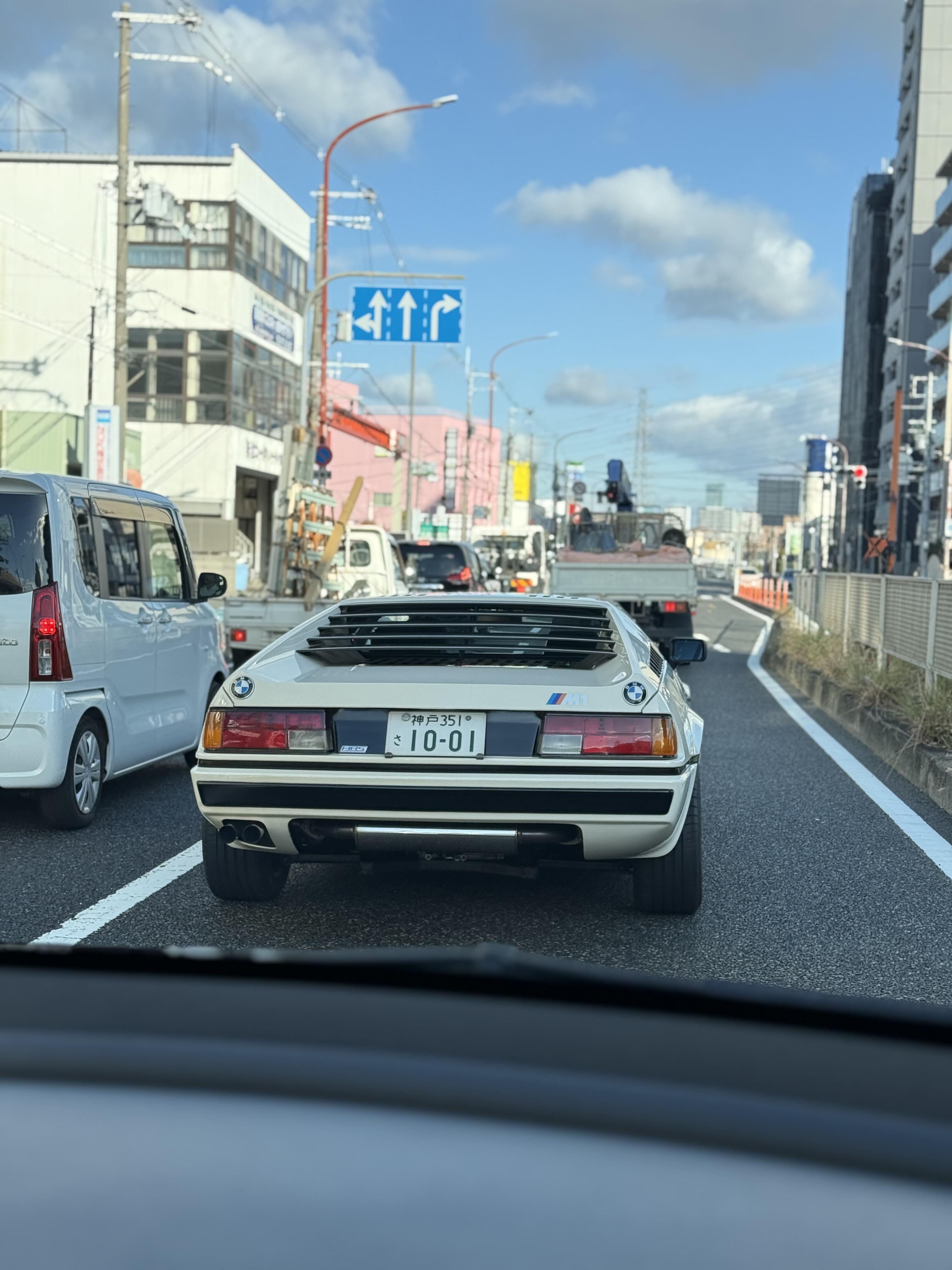 竟然有网友在日本街头拍到了宝马 M1，宝马M部门的开山之作，最叛逆的一台宝马。这