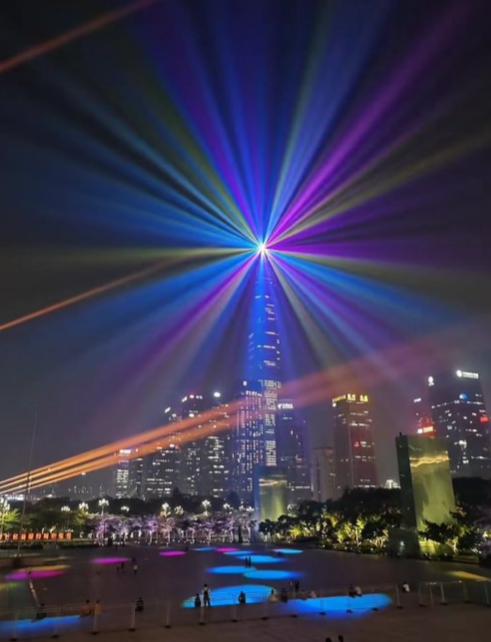 为了迎办即将到来的 APEC，深圳全城可以说是把“东道主”的细节拉到了极致。
 