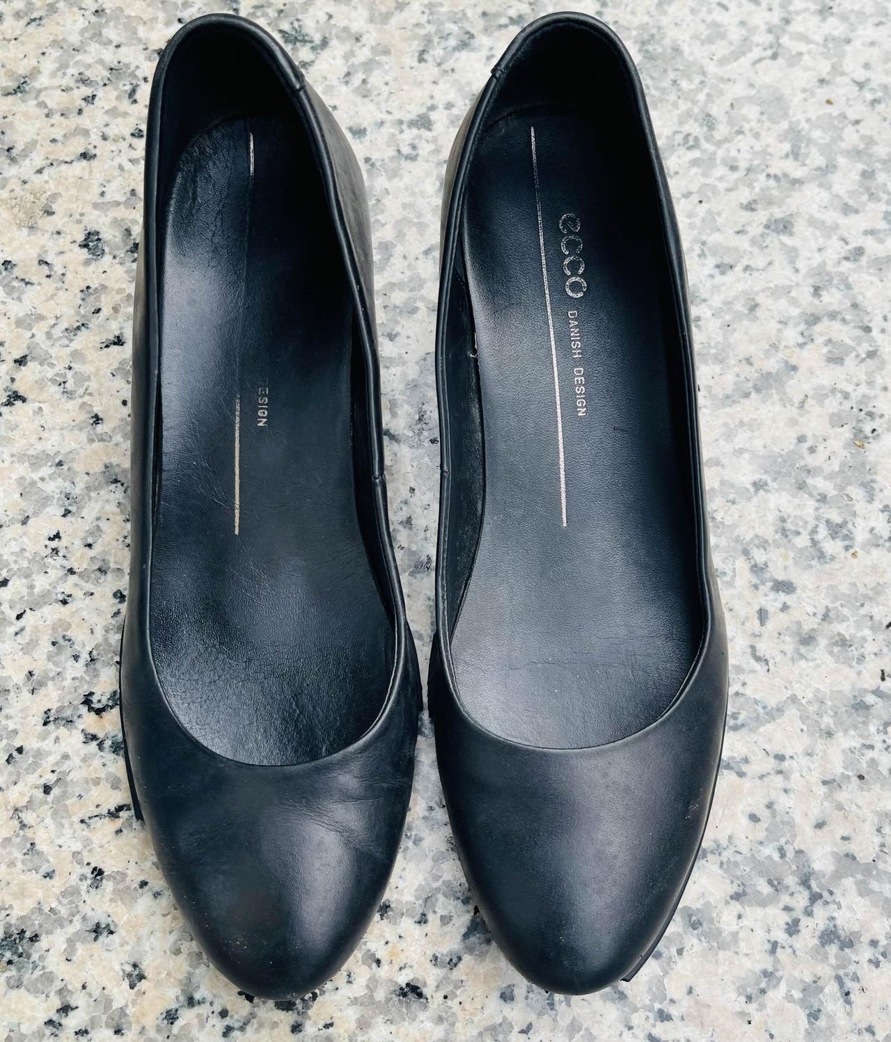 我天！只知道鞋是穿坏的，没想到不穿也会放坏，简直颠覆了认知。

放女儿家一双爱步