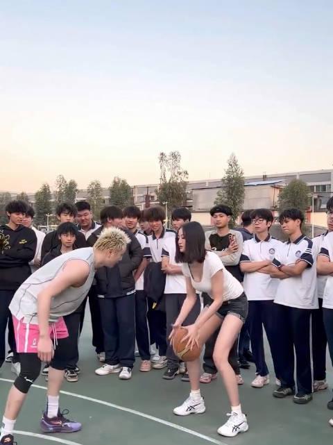 我也想被这个妹子背打，不为别的只为感受街球文化
我也想被这个妹子背打，不为别的只